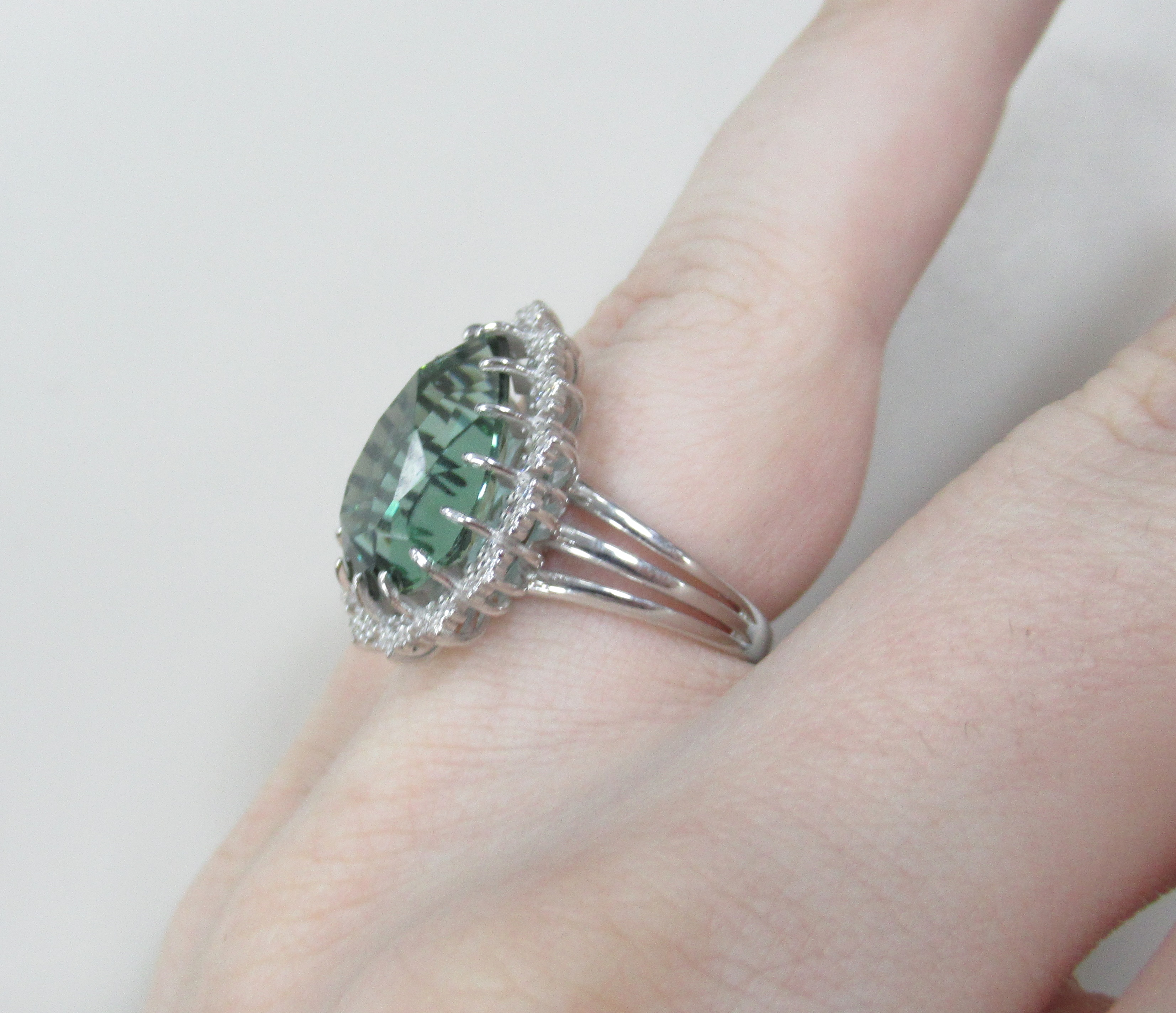 Серебряное кольцо с празиолитом